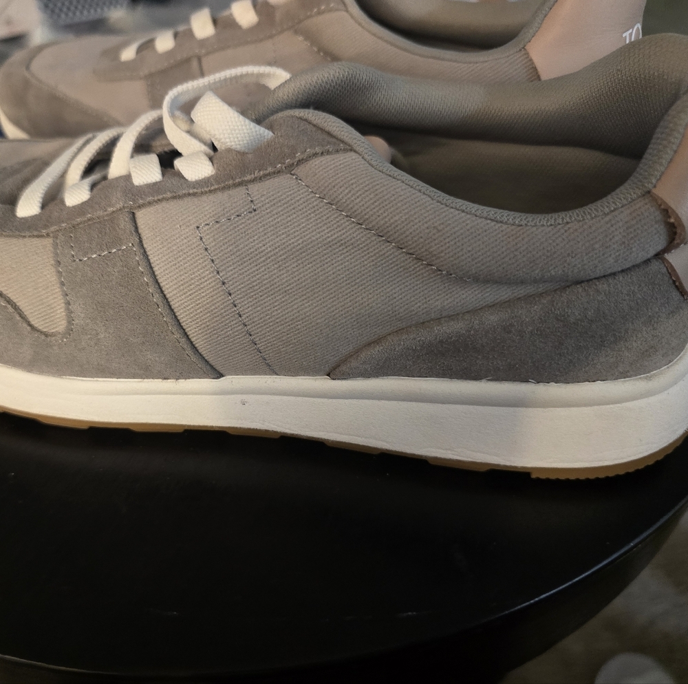 TOMS Men's Gray and Tan Casual Sneakers Like NEW!
